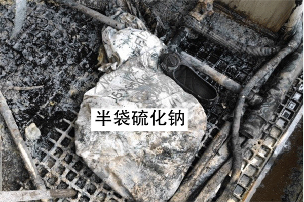 一級吸收塔的循環水槽投料口