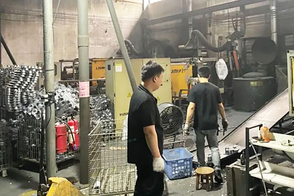 執法人員在現場仔細檢查.jpg